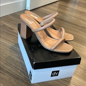 DV by Dolce Vita Women's Tan Halsty 2 Strap Heel Size 7.5.
